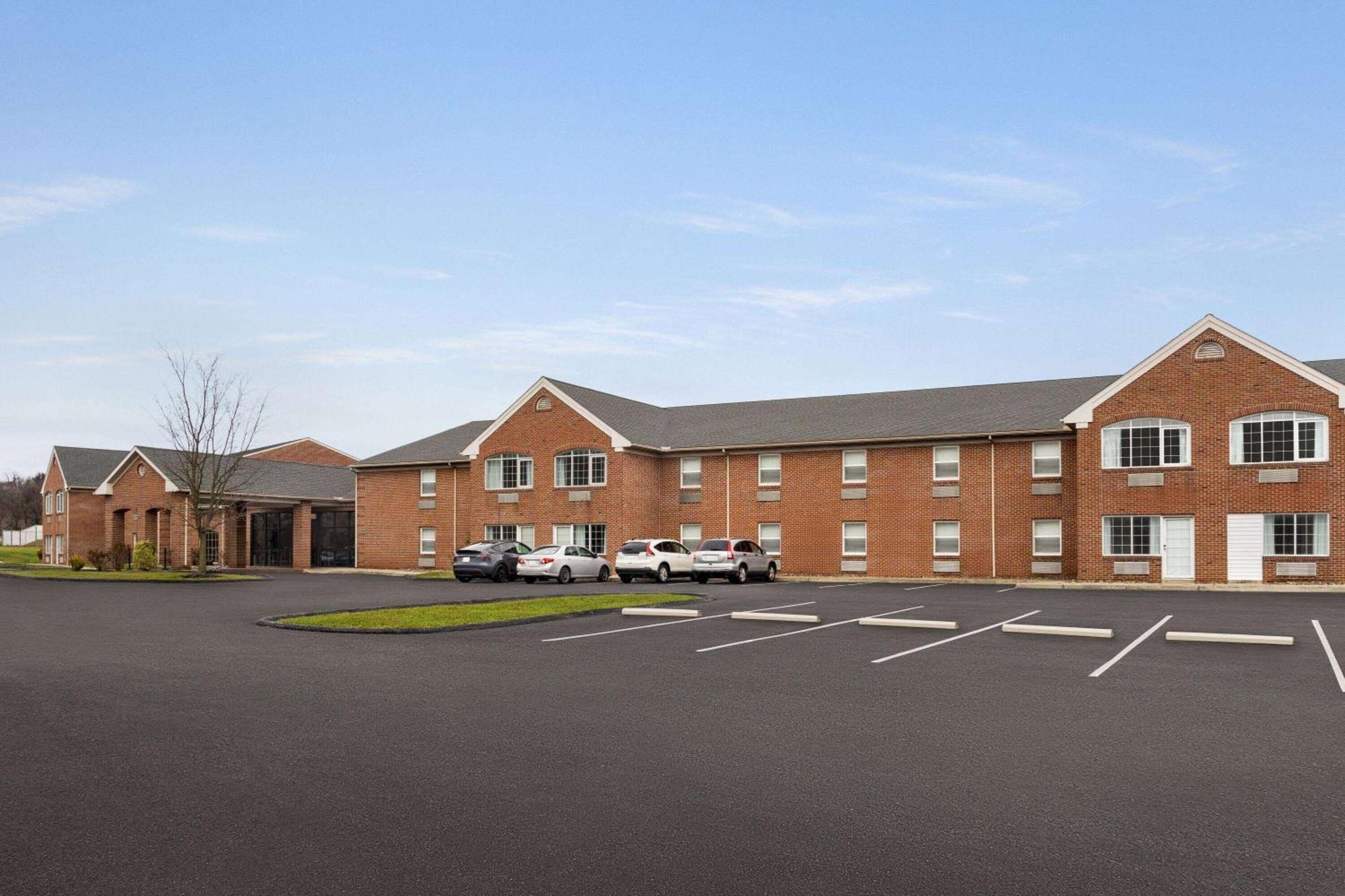 Days Inn & Suites By Wyndham Lancaster Amish Country Mountville Buitenkant foto